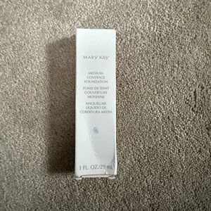 Mary Kay Medium-Coverage Foundation - Soft Cream.  Beige 400